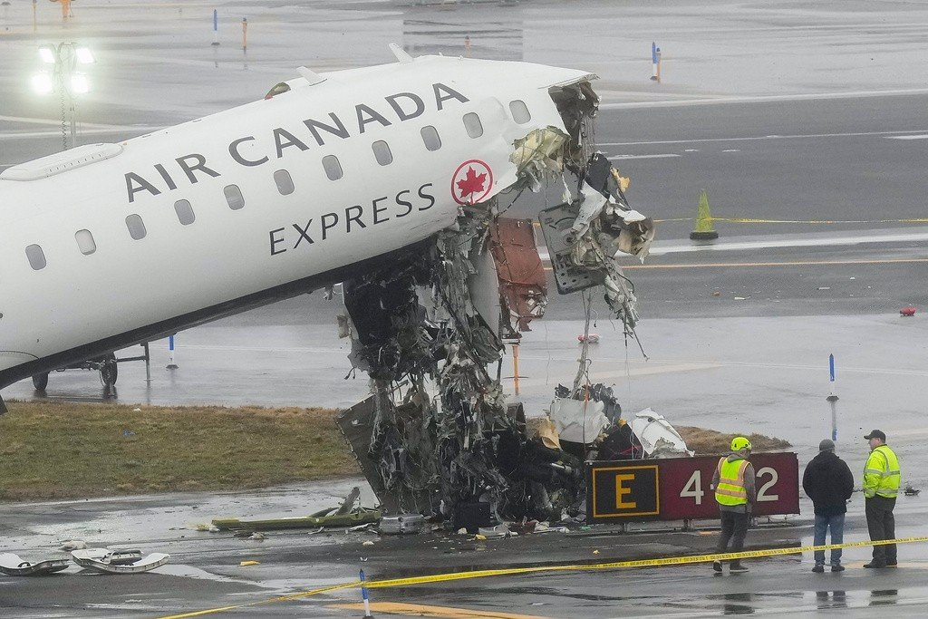 Pista do aeroporto de LaGuardia, em NY, reabre após colisão que matou dois pilotos