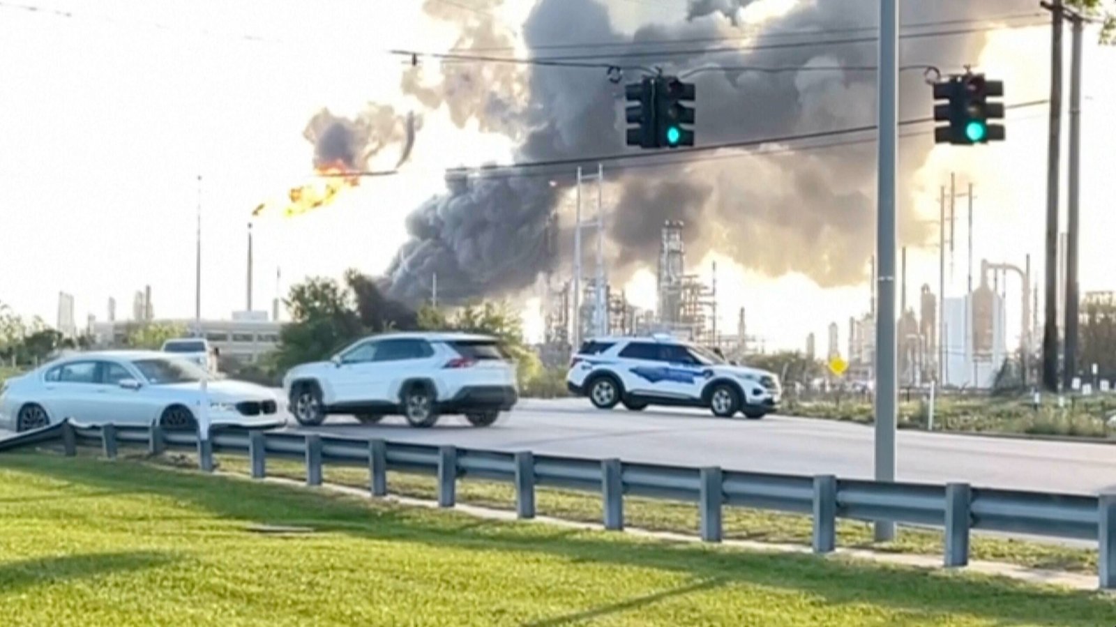 Explosão em refinaria no Texas levanta fumaça e moradores se abrigam em casa