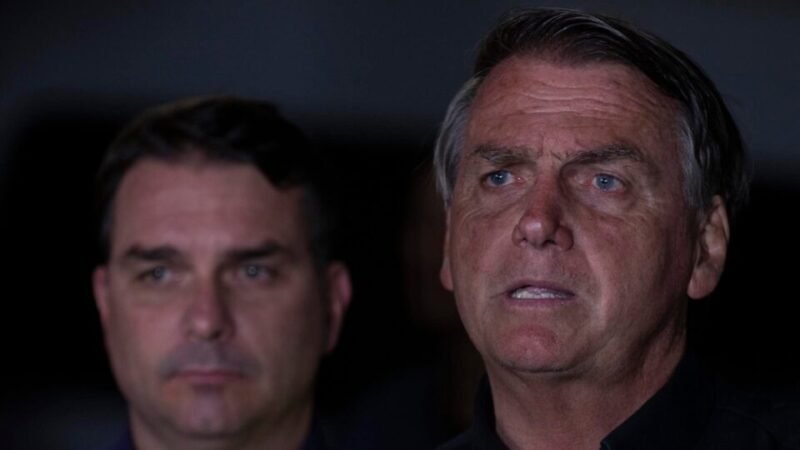 Prisão domiciliar amplia presença política de Bolsonaro e beneficia campanha de Flávio