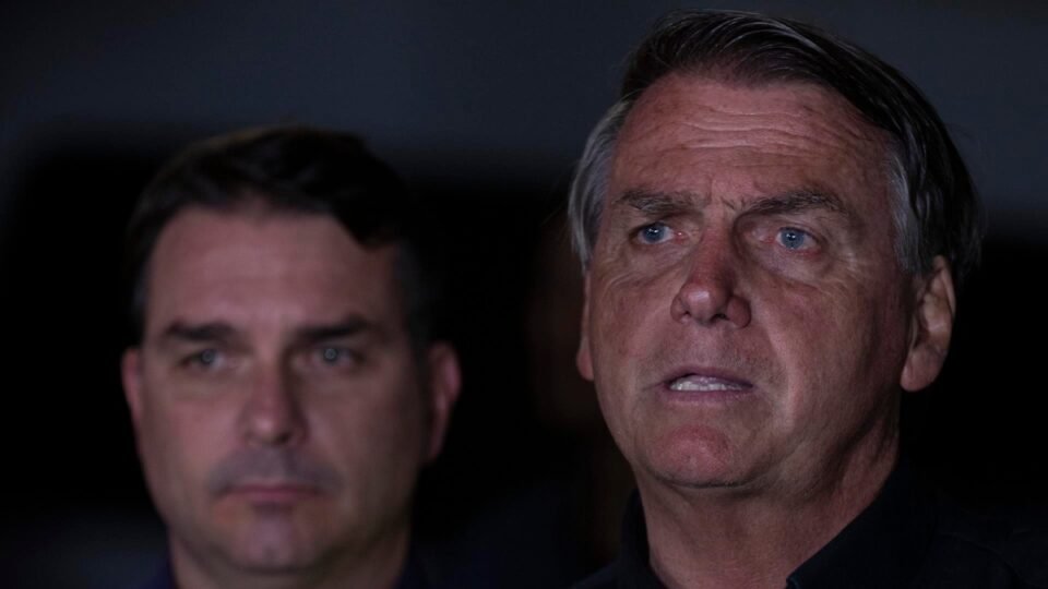 Prisão domiciliar amplia presença política de Bolsonaro e beneficia campanha de Flávio
