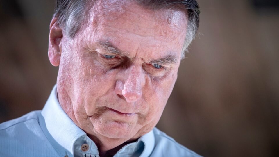 Flávio diz que defesa vai fazer novo pedido de prisão domiciliar para Bolsonaro