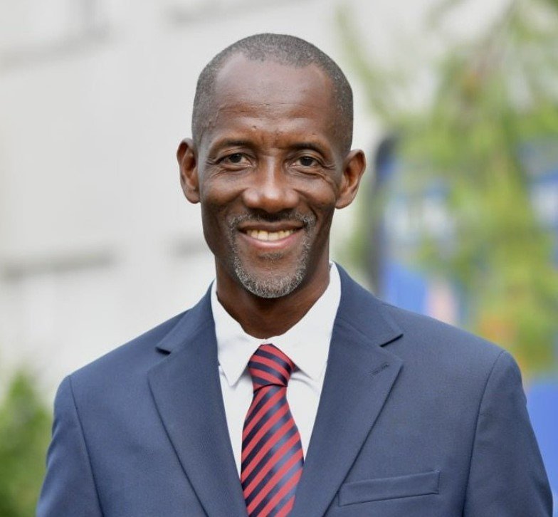 Negro e filho de imigrantes: quem é o prefeito de uma das maiores cidades da região parisiense, alvo de racismo