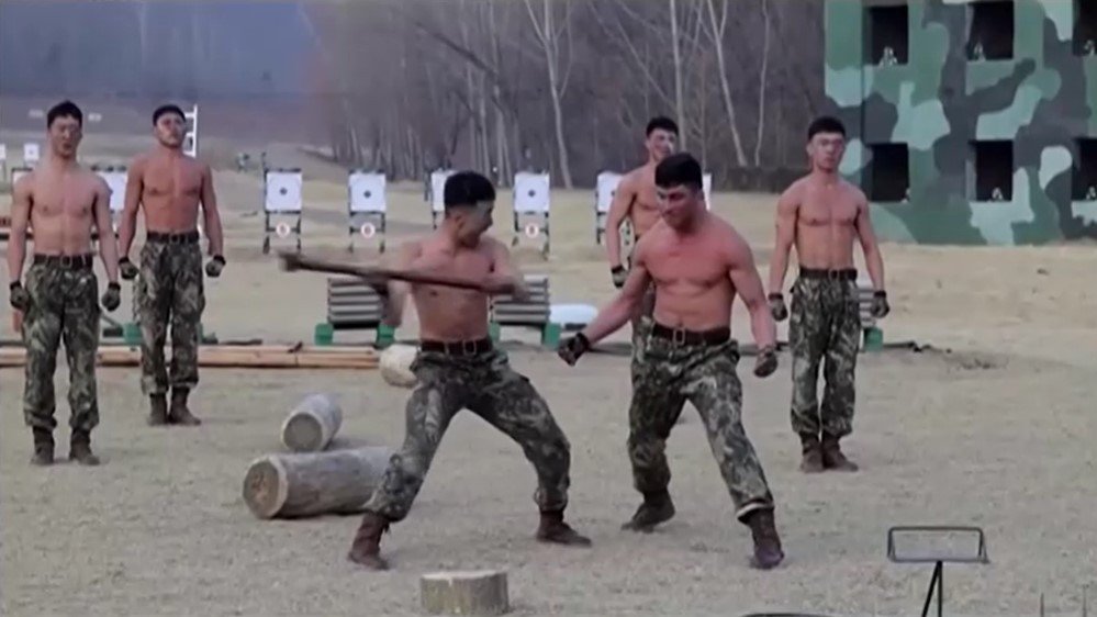 Kim Jong-un assiste a soldados quebrando tijolos com a cabeça e dando marteladas no abdômen na Coreia do Norte