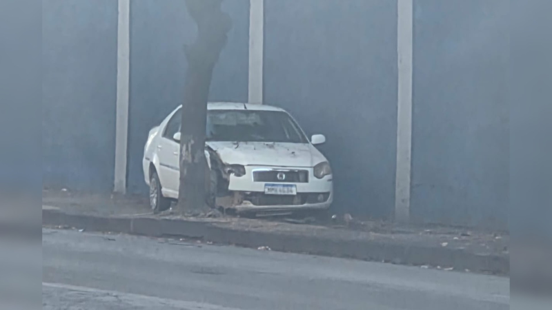 Carro fica ‘prensado’ entre parede e árvore em Divinópolis