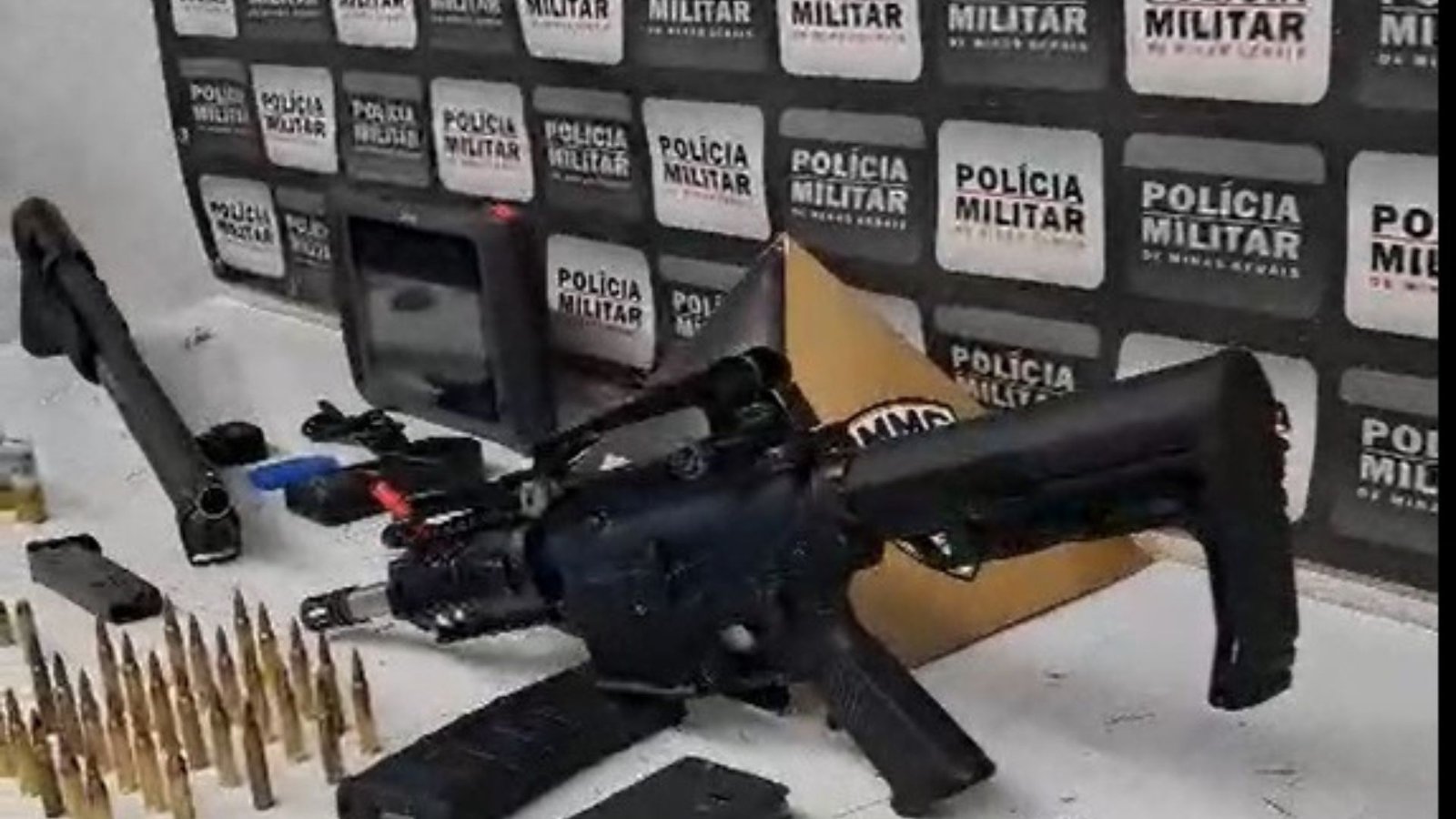 Fuzil de uso restrito é apreendido em Divinópolis; três homens e uma mulher foram presos