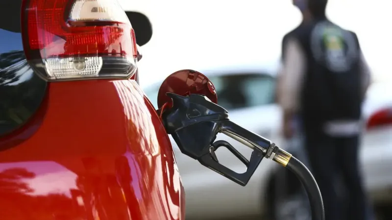 Gasolina, indústria e agro: veja como a guerra no Irã pode pesar no bolso do brasileiro