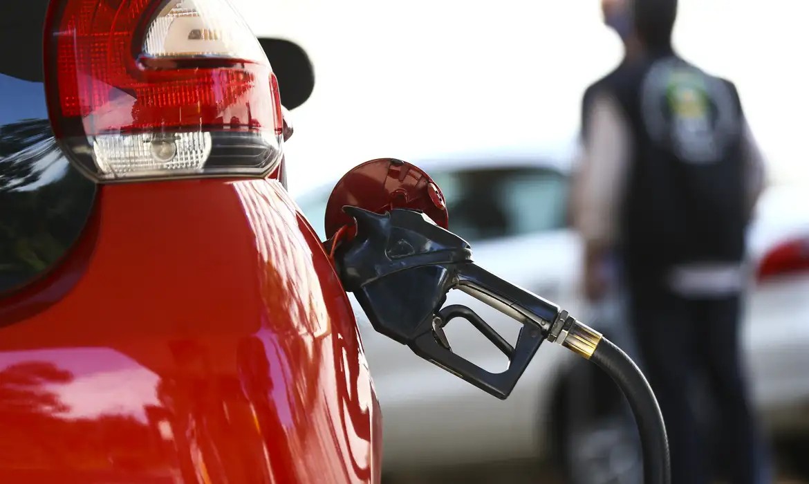 Gasolina, indústria e agro: veja como a guerra no Irã pode pesar no bolso do brasileiro