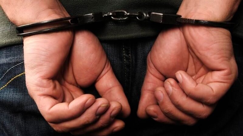 Homem é preso por tirar fotos por baixo de vestidos de crianças em apresentação da Esquadrilha da Fumaça em Divinópolis