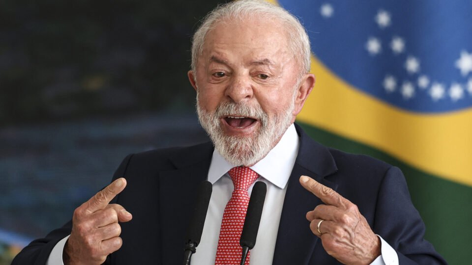 Lula rebate Flávio sobre “Opala velhão” e diz que Bolsonaro está “no desmanche”
