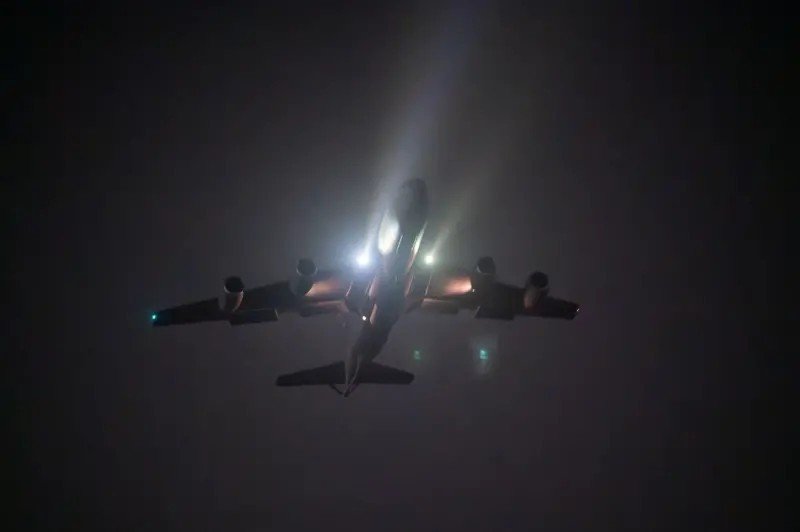 Avião de reabastecimento dos EUA cai no espaço aéreo do Iraque; seis militares estavam a bordo, diz TV