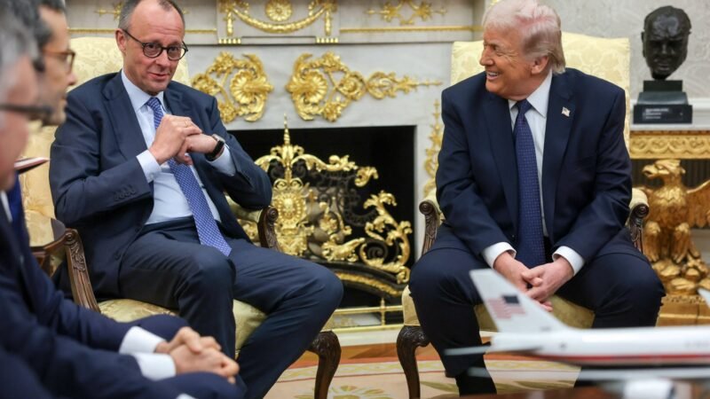 Após troca de farpas com Merz, Trump diz que avalia reduzir tropas dos EUA na Alemanha