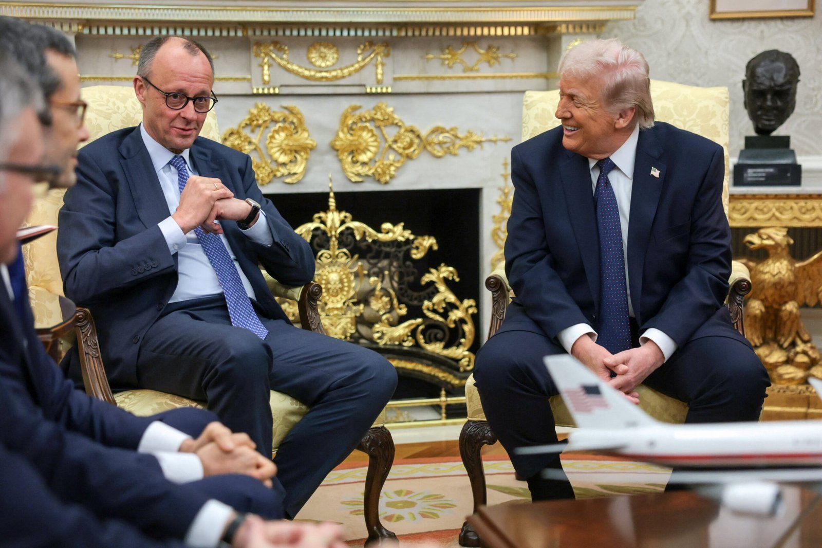 Após troca de farpas com Merz, Trump diz que avalia reduzir tropas dos EUA na Alemanha