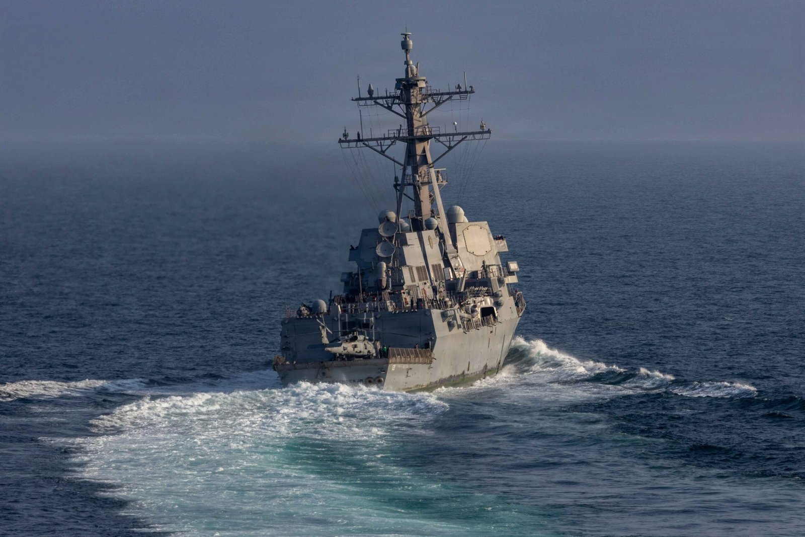 Navio de guerra dos EUA intercepta petroleiros que tentavam sair do Irã, diz agência