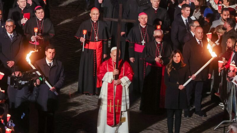 Papa Leão XIV carrega a cruz durante toda a procissão de Via Crucis em Roma, gesto inédito em décadas