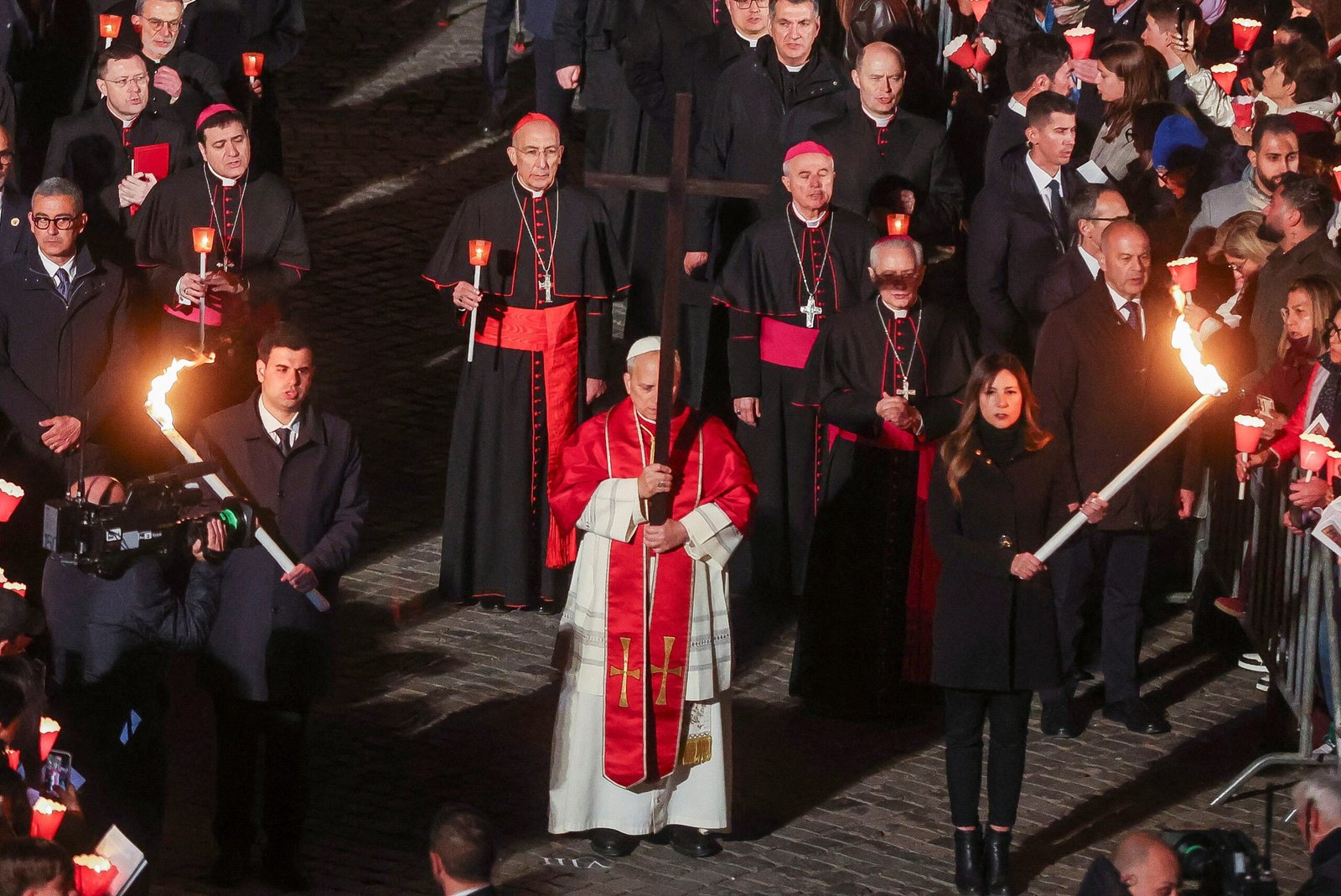 Papa Leão XIV carrega a cruz durante toda a procissão de Via Crucis em Roma, gesto inédito em décadas