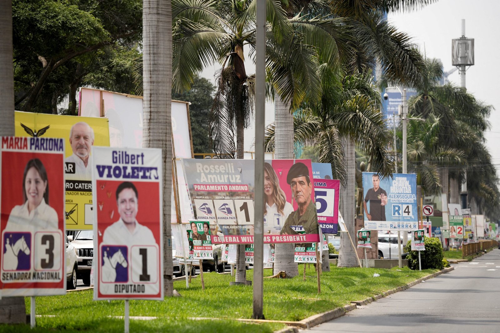 Dois dias após eleição, Peru ainda conta votos para definir quem irá para o 2° turno