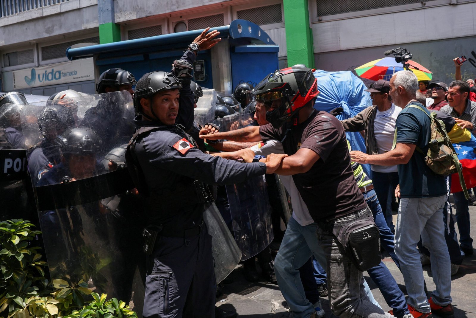 Protesto de servidores públicos por melhores salários termina em confronto na Venezuela