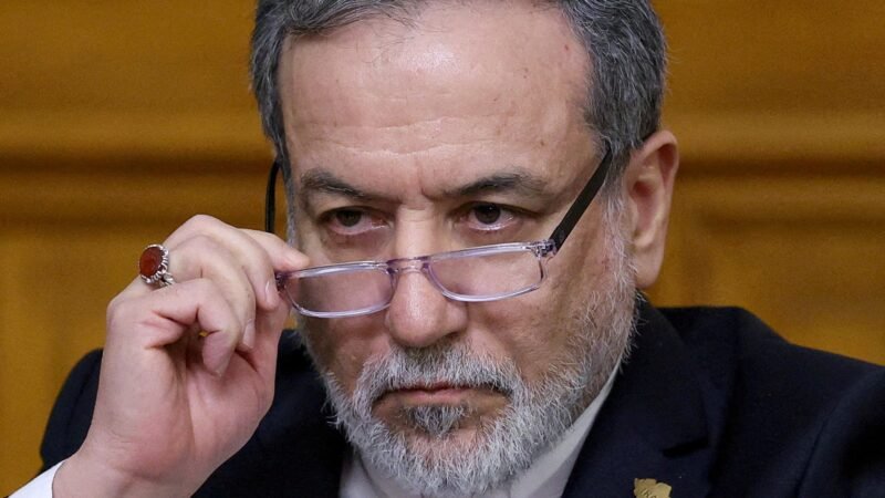 Irã oferece aos EUA um acordo para reabrir Ormuz, mas adia negociações nucleares, diz site
