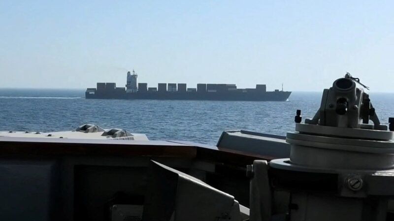Militares americanos embarcam em navio iraniano interceptado ao tentar furar bloqueio naval; veja vídeo