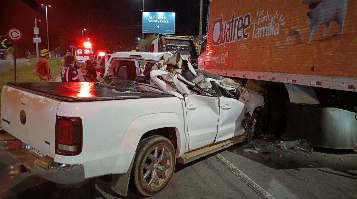 Mulher morre após batida entre caminhonete e caminhão em guincho
