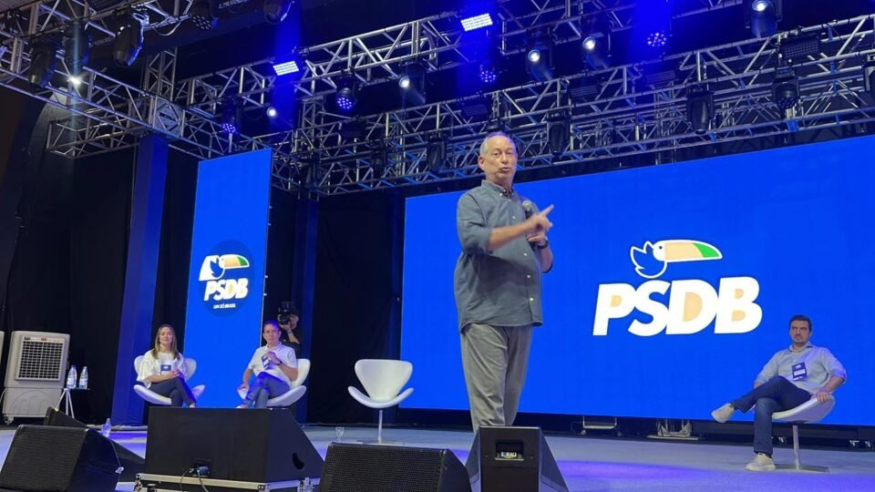Ciro Gomes afirma que decide em maio se disputa Presidência ou governo do Ceará