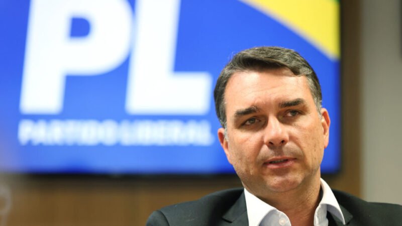 Restrição de visitas a Bolsonaro amplia poder de Flávio na escolha de candidatos ao Senado
