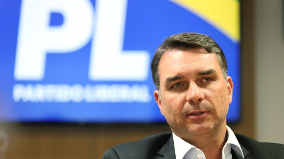 Restrição de visitas a Bolsonaro amplia poder de Flávio na escolha de candidatos ao Senado