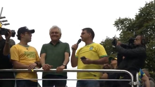 Postura diante do ativismo do STF expõe a distância entre Caiado e Flávio Bolsonaro