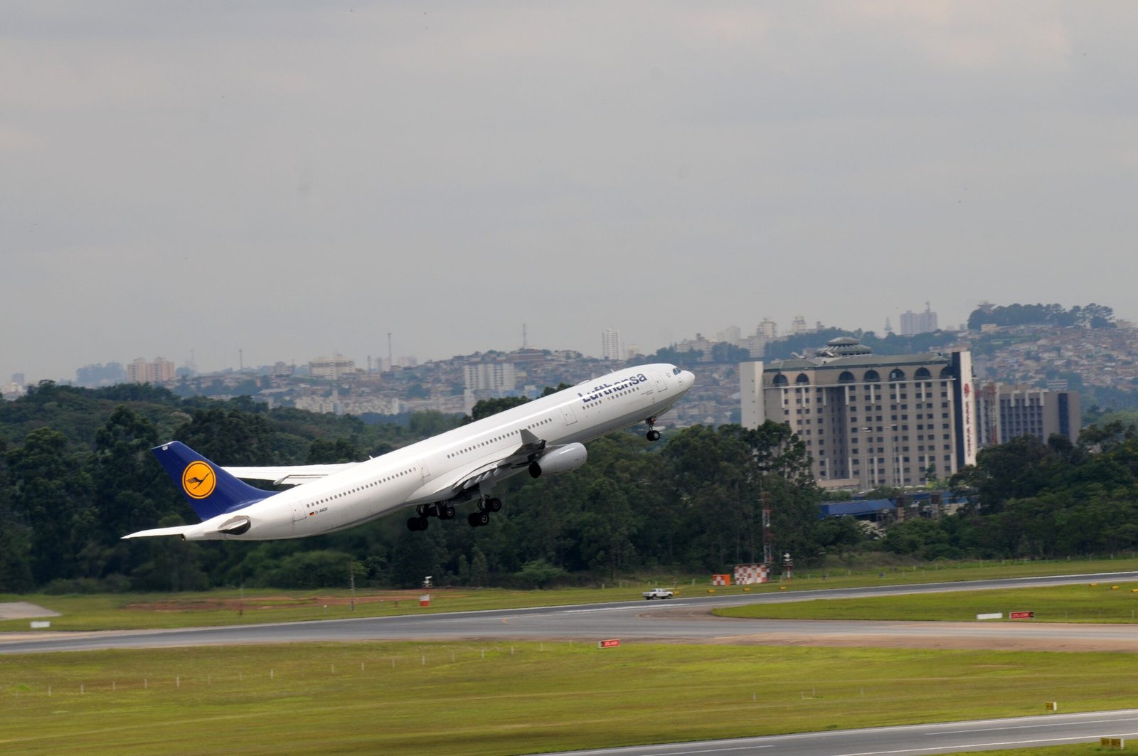Comprar passagens de avião agora ou esperar?