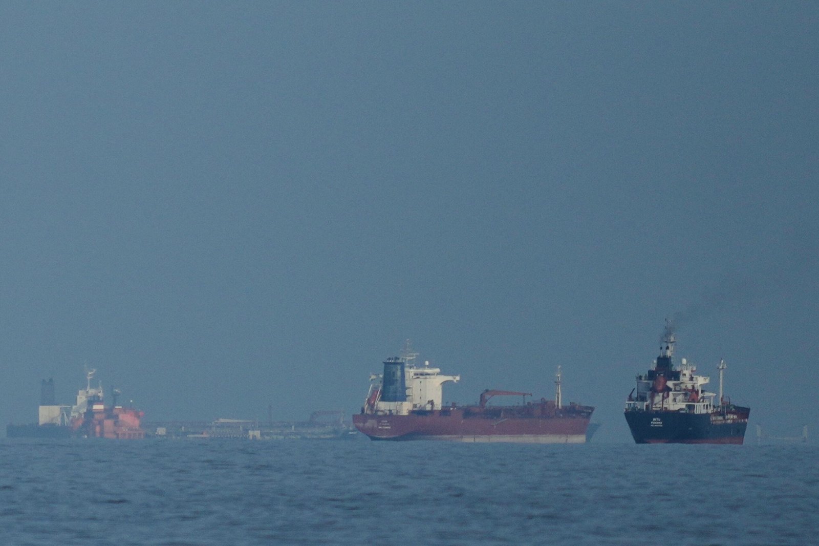 Irã volta a fechar Estreito de Ormuz, atira em petroleiros e diz que palavras de Trump sobre rota ‘não têm valor’