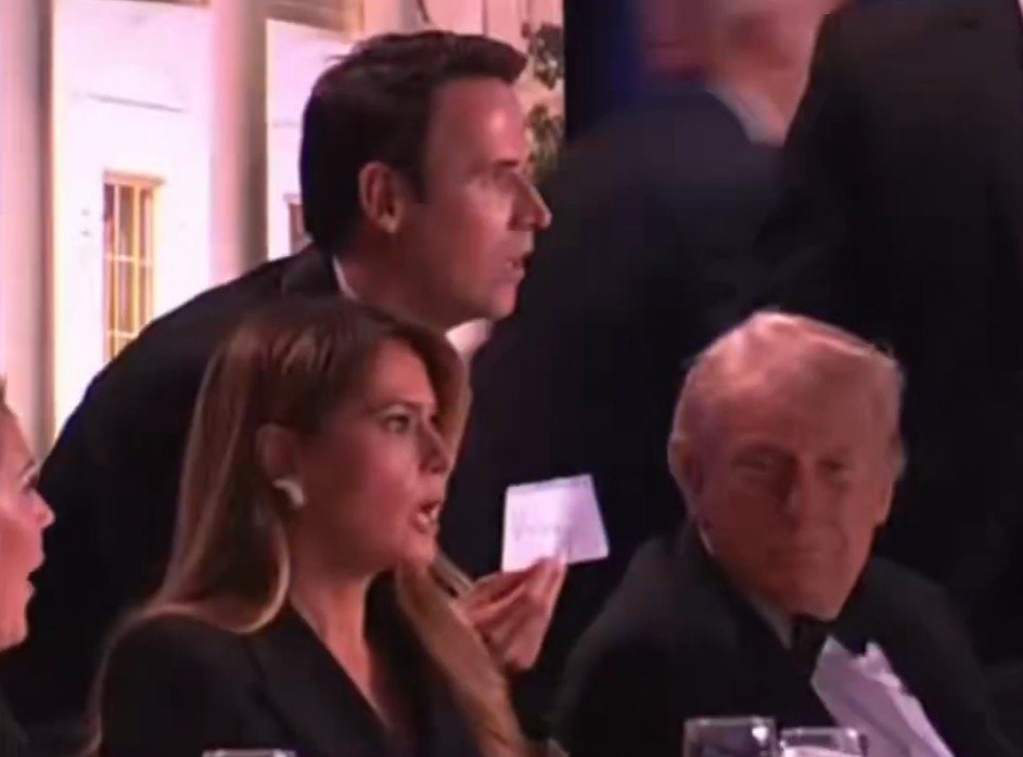 Ilusionista que fazia truque para Trump e Melania na hora dos tiros explica cena e relembra pânico