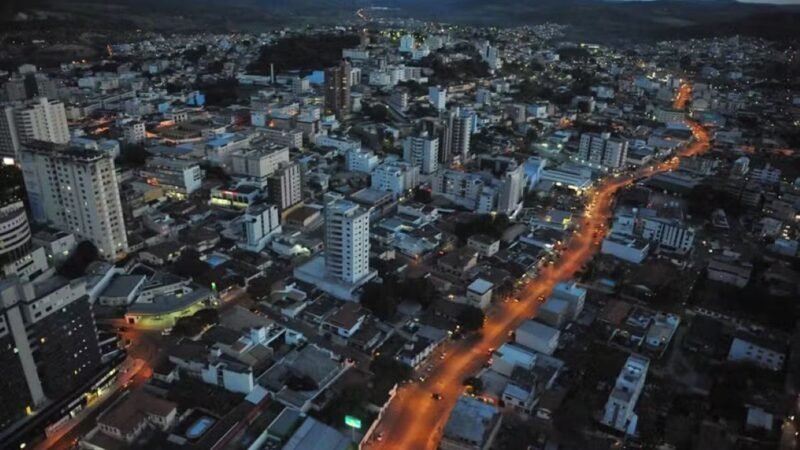 Idoso sentado em banco na calçada morre após ser atingido por moto em MG