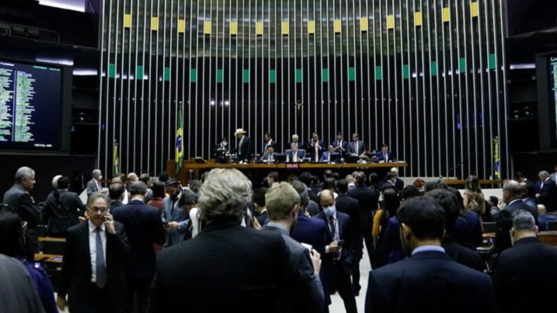 Em clima de campanha, janela partidária se fecha com reforço à direita e ao Centrão