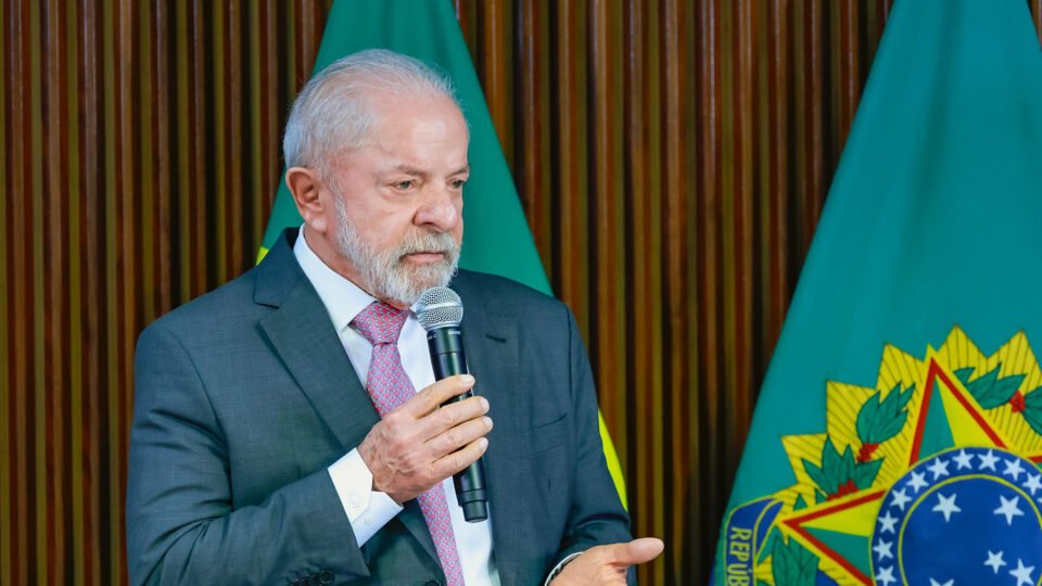 Lula tenta frear queda de aprovação fabricando imagem de candidato “antissistema”