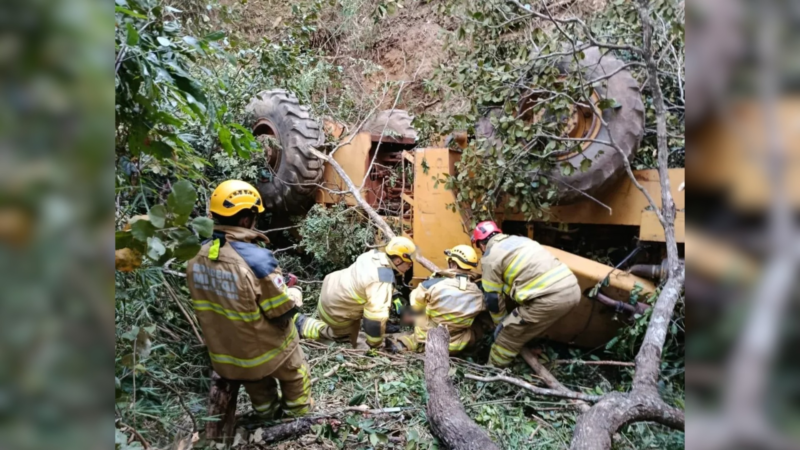 Motorista morre após retroescavadeira cair de 18 metros de altura em estrada rural de MG