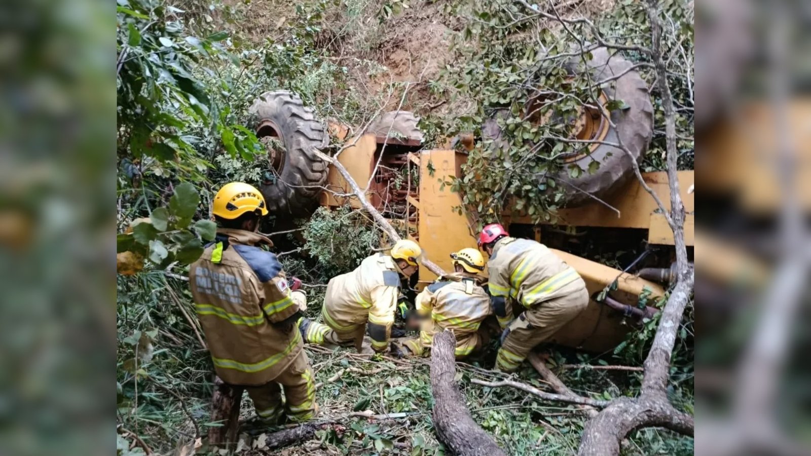 Motorista morre após retroescavadeira cair de 18 metros de altura em estrada rural de MG