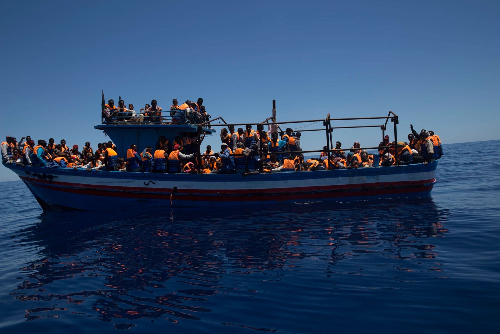 105 migrantes naufragam perto da costa da Itália; 32 são resgatados