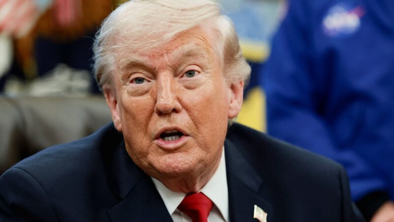 Trump diz que EUA vão guiar navios presos no Estreito de Ormuz a partir desta segunda
