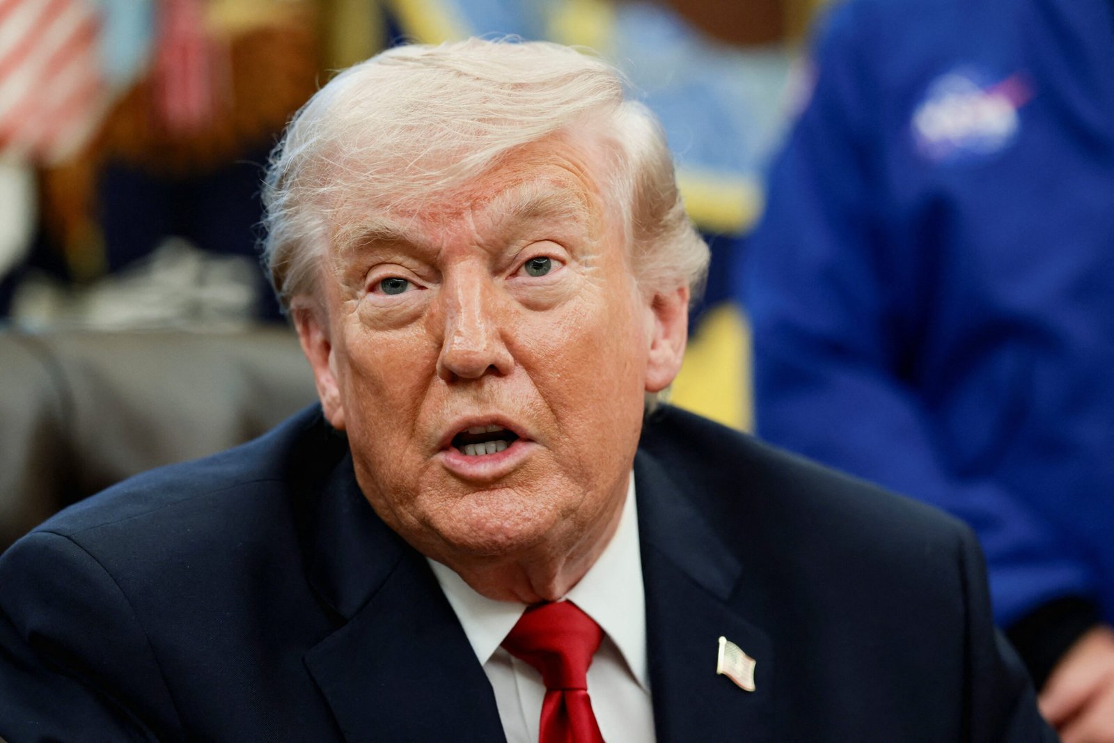 Trump diz que EUA vão guiar navios presos no Estreito de Ormuz a partir desta segunda
