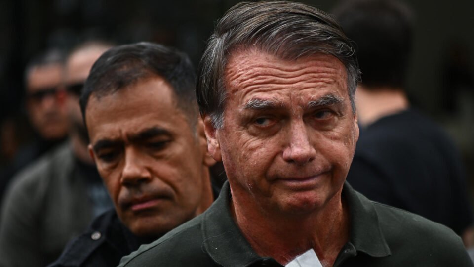 Cirurgia de Bolsonaro termina e hospital divulga novo boletim médico