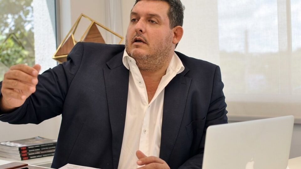 Saiba quem é o publicitário amigo que Flávio escolheu para chefiar o marketing da campanha