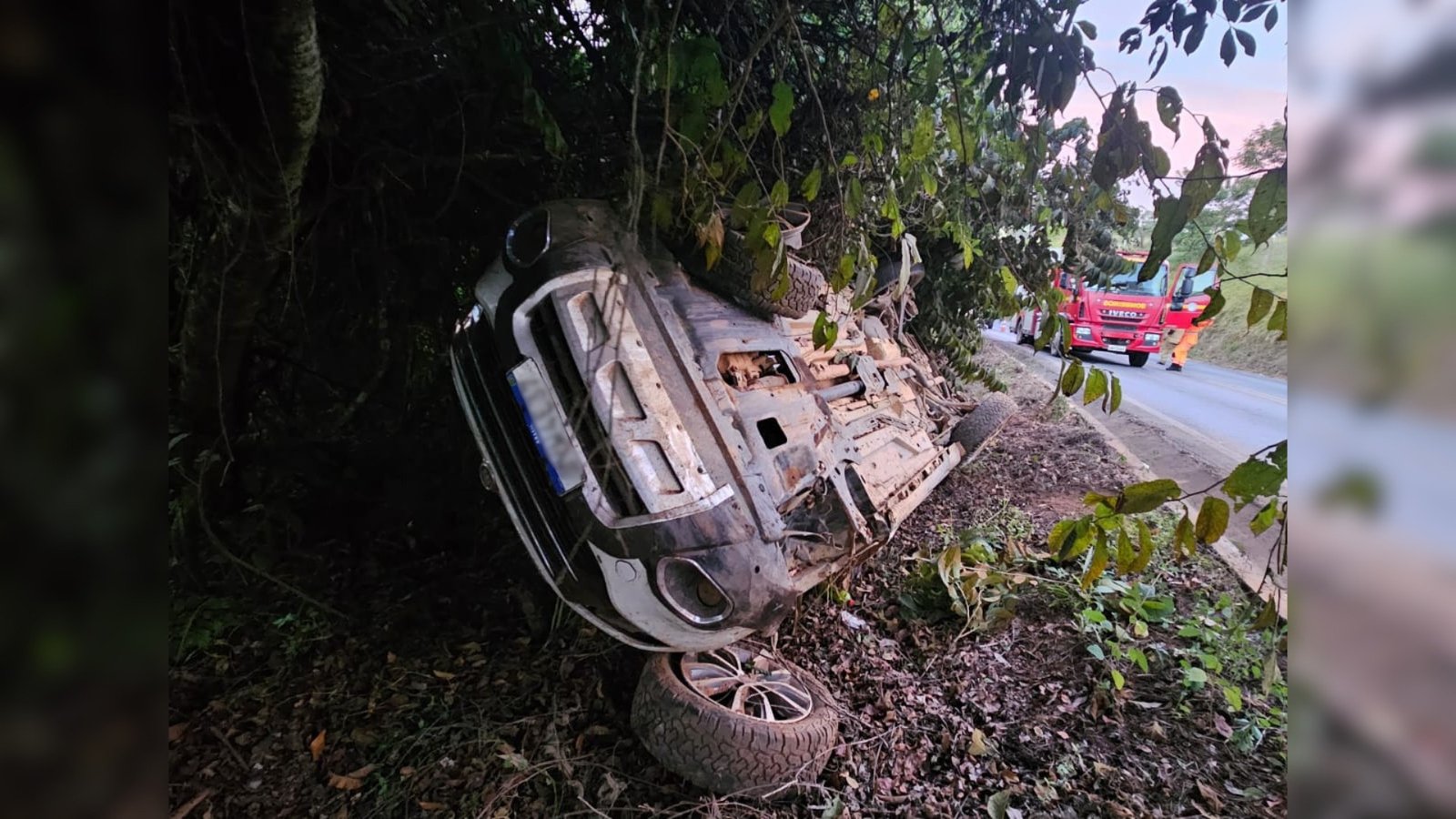 Adolescente morre em capotamento na MG-164, em Itapecerica