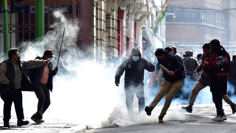 Policiais e manifestantes se enfrentam em La Paz após semanas de protestos contra presidente Rodrigo Paz na Bolívia