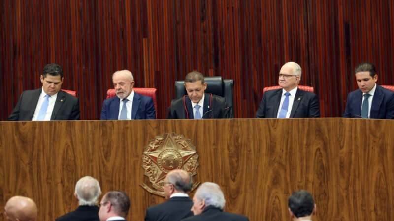 Alcolumbre não aplaude Messias durante posse de Nunes Marques no TSE; veja vídeo
