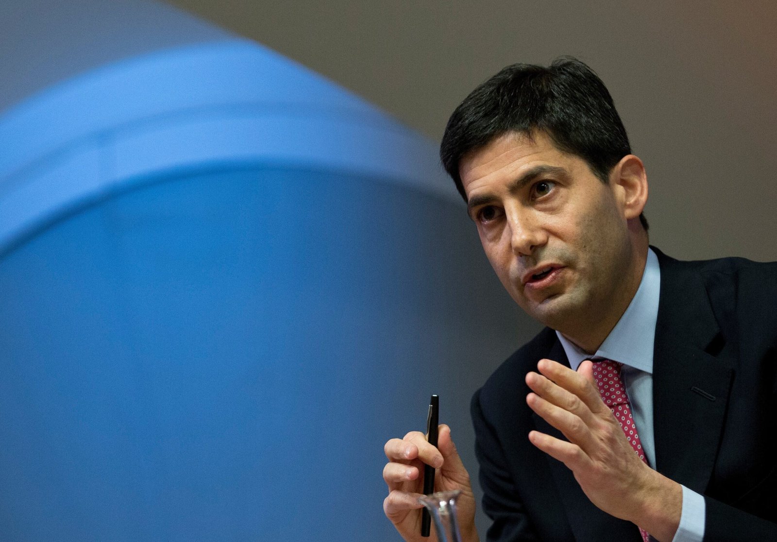 Quem é Kevin Warsh, indicado por Trump e que assume o comando do Fed nesta sexta