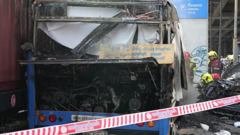 Acidente entre trem e ônibus deixa 8 mortos e 35 feridos em Bangkok, na Tailândia