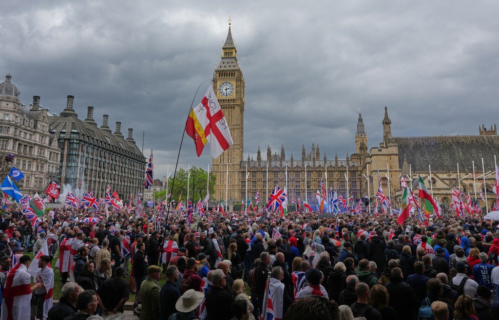 Milhares vão às ruas em Londres em meio à crise política do governo Starmer