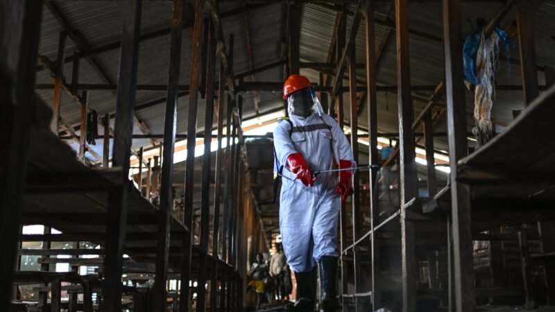 Tenda de tratamento de Ebola é incendiada novamente no Congo, e pacientes suspeitos fogem de centro de saúde