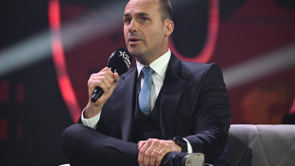 Eduardo diz que filme sobre Jair Bolsonaro, financiado por Vorcaro, foi barato
