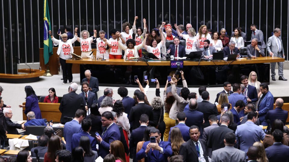 Câmara aprova PEC que acaba com escala 6×1 e reduz jornada para 40h